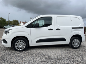 2020 Vauxhall Combo 1.6 Turbo D 2300 Sportive in White — image 4