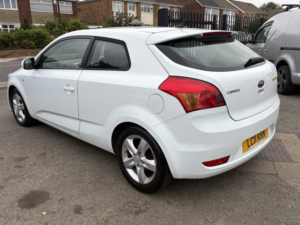 2011 Kia Proceed 1.6 Crdi Ecodynamics 2 in White — image 5