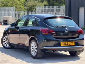 2014 Vauxhall Astra 2.0 Cdti Elite Auto Euro 5 5dr in Black — image 3