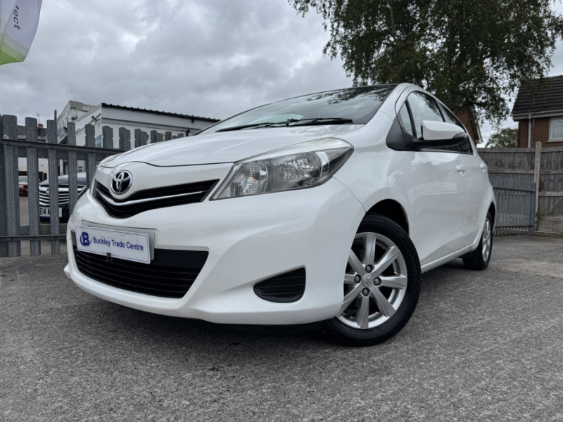 2013 Toyota Yaris 1.0 Vvt-I Tr Euro 5 5dr in White — image 1