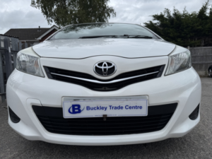 2013 Toyota Yaris 1.0 Vvt-I Tr Euro 5 5dr in White — image 3