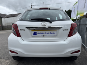 2013 Toyota Yaris 1.0 Vvt-I Tr Euro 5 5dr in White — image 4