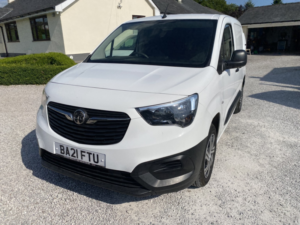 2021 Vauxhall Combo 1.5 Turbo D 2300 Dynamic in White — image 4