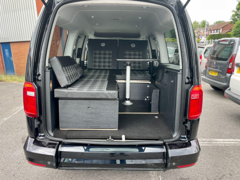 2016 Volkswagen Caddy 2.0 Tdi Bluemotion Tech in Black — image 1