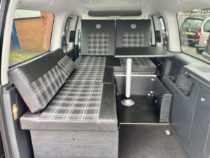 2016 Volkswagen Caddy 2.0 Tdi Bluemotion Tech in Black — image 4