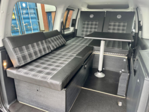 2016 Volkswagen Caddy 2.0 Tdi Bluemotion Tech in Black — image 5