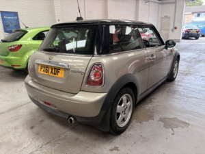 2011 MINI Hatch 1.6 Cooper D Hatch in Silver — image 4