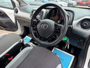 2014 Toyota Aygo 1.0 Vvt-I X-Play Euro 5 5dr Euro 5 in White — image 3