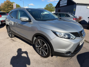 2014 Nissan Qashqai 1.5 Dci Tekna SUV 5dr Diesel Manual 2WD Euro 5 (s/s) (110 Ps) in Silver — image 3