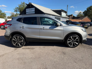 2014 Nissan Qashqai 1.5 Dci Tekna SUV 5dr Diesel Manual 2WD Euro 5 (s/s) (110 Ps) in Silver — image 4