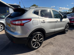 2014 Nissan Qashqai 1.5 Dci Tekna SUV 5dr Diesel Manual 2WD Euro 5 (s/s) (110 Ps) in Silver — image 6