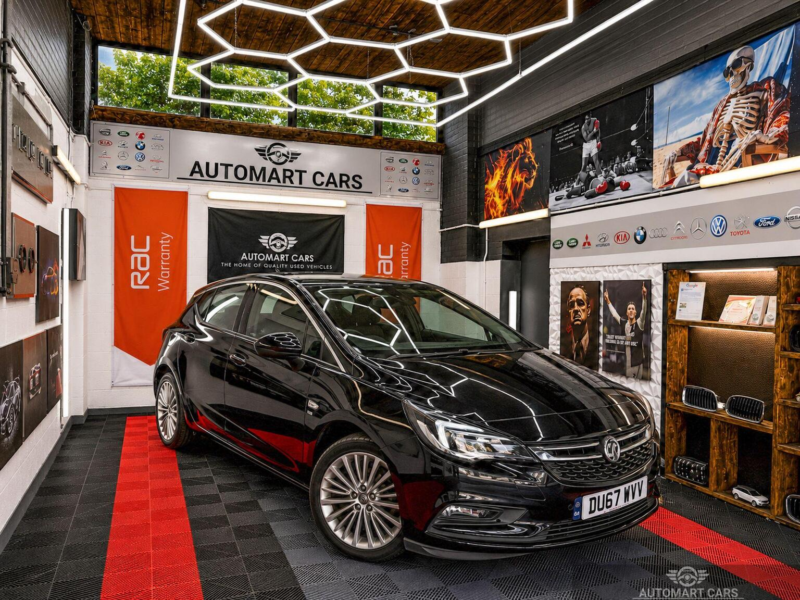 2017 Vauxhall Astra 1.4i Turbo Elite Nav Euro 6 5dr in Black — image 1