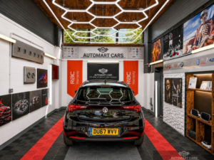 2017 Vauxhall Astra 1.4i Turbo Elite Nav Euro 6 5dr in Black — image 4