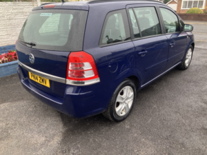 2014 Vauxhall Zafira 1.8 16v Exclusiv in Blue — image 2