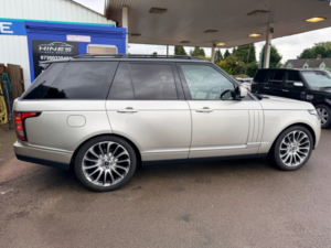 2017 Land Rover Range Rover 3.0 Td V6 Vogue SUV 5dr Diesel Auto 4WD Euro 6 (s/s) (258 Ps) in Gold — image 2