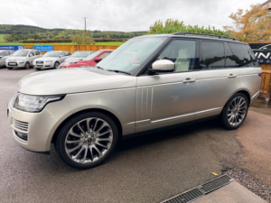 2017 Land Rover Range Rover 3.0 Td V6 Vogue SUV 5dr Diesel Auto 4WD Euro 6 (s/s) (258 Ps) in Gold — image 5