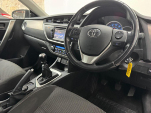 2015 Toyota Auris 1.4 D-4d Icon Touring Sports Euro 5 (s/s) 5dr in Grey — image 4