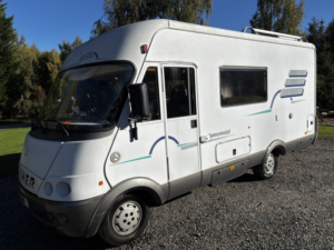 1998 Hymer B544 Motorhome Drop Down Bed in Silver — image 2