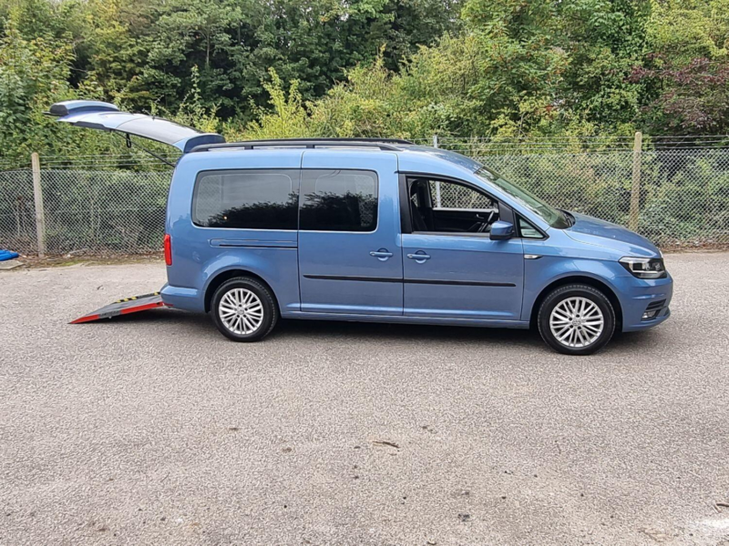 2017 Volkswagen Caddy 2.0 Tdi Bluemotion Tech in Blue — image 1