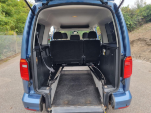 2017 Volkswagen Caddy 2.0 Tdi Bluemotion Tech in Blue — image 3