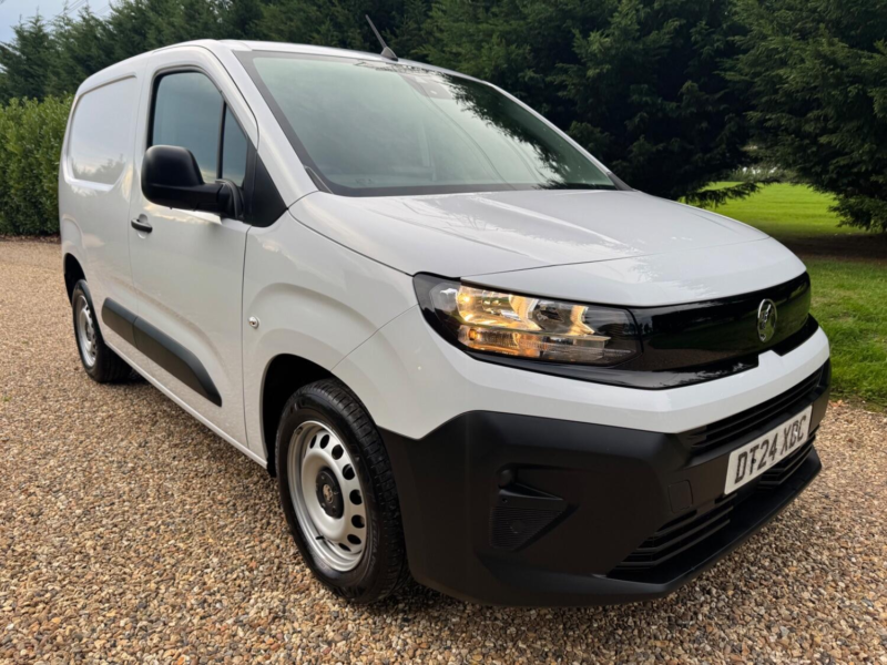 2024 Vauxhall Combo 1.5 Turbo D 2300 Prime in White — image 1