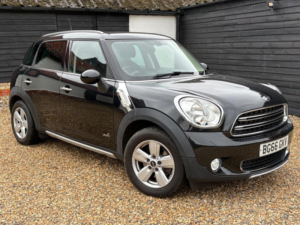 2016 MINI Countryman 1.6 Cooper D All4 Euro 6 (s/s) 5dr in Black — image 5