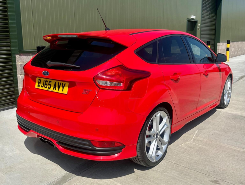 2015 Ford Focus 2.0t Ecoboost St-2 Euro 6 (s/s) 5dr in Red — image 1