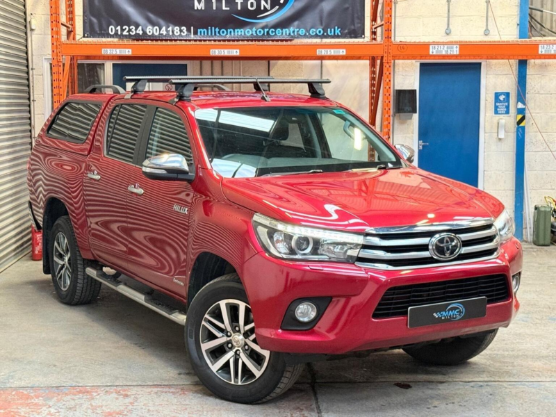 2017 Toyota Hilux 2.4 D-4d Invincible 4WD Euro 6 4dr (tss, 3.5t) in Red — image 1