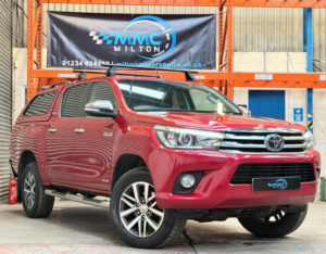 2017 Toyota Hilux 2.4 D-4d Invincible 4WD Euro 6 4dr (tss, 3.5t) in Red — image 3