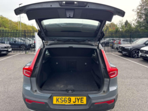 2019 Volvo Xc40 2.0 T4 Momentum Auto Euro 6 (s/s) 5dr in Grey — image 6