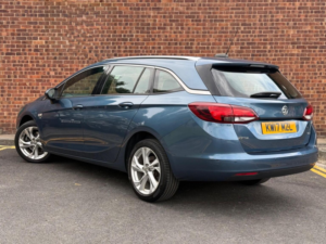 2017 Vauxhall Astra 1.6 Cdti Blueinjection Sri Sports Tourer Euro 6 (s/s) 5dr in Blue — image 4