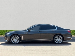 2019 BMW 7 Series 3.0 730d Saloon 4dr Diesel Auto Euro 6 (s/s) (265 Ps) in Grey — image 4