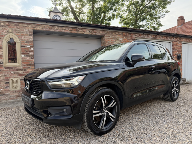 2021 Volvo Xc40 2.0 R-Design B4 (petrol) in Black — image 1