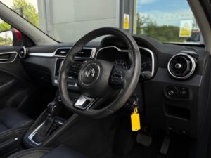 2018 MG MG Zs 1.0 T-Gdi Exclusive Auto Euro 6 5dr in Red — image 2