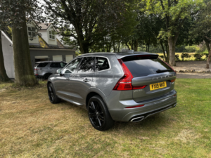 2019 Volvo Xc60 2.0 R-Design Pro T8 Twin Engine 390 Awd,pan Roof,21s,fsh in Grey — image 3