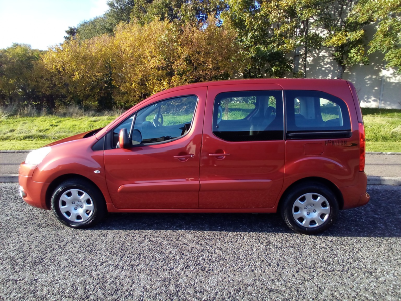 2012 Peugeot Partner Tepee 1.6 Hdi Tepee S Horizon in Red — image 1
