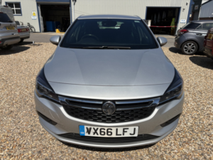 2016 Vauxhall Astra 1.6 Cdti Blueinjection Sri Nav in Silver — image 3