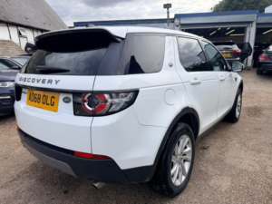 2018 Land Rover Discovery Sport Td4 Se in White — image 4