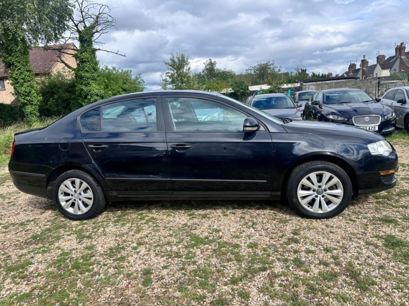 2006 Volkswagen Passat 1.6 Fsi S in Black — image 1
