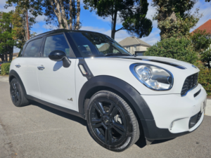 2011 MINI Countryman 1.6 Cooper S All4 Countryman in White — image 3