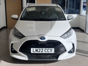 2022 Toyota Yaris 1.5 Vvt-H Design in White — image 2