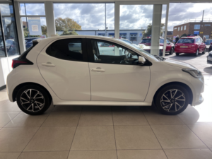 2022 Toyota Yaris 1.5 Vvt-H Design in White — image 3