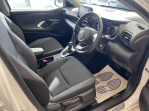 2022 Toyota Yaris 1.5 Vvt-H Design in White — image 5