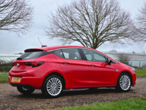 2016 Vauxhall Astra 1.4i Turbo Elite Euro 6 5dr in Red — image 4