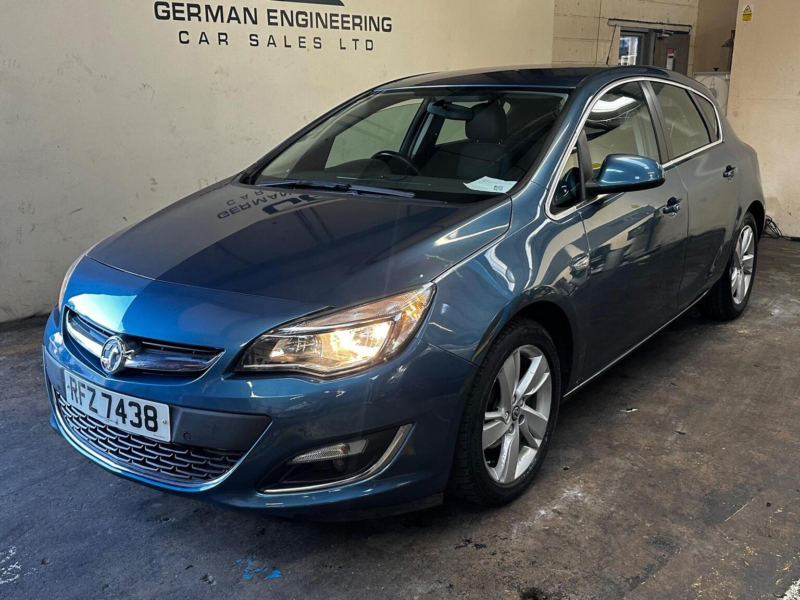2014 Vauxhall Astra 1.6 16v Sri Auto Euro 5 5dr in Blue — image 1