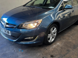 2014 Vauxhall Astra 1.6 16v Sri Auto Euro 5 5dr in Blue — image 2