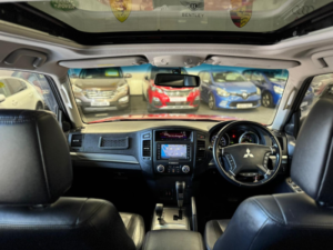 2010 Mitsubishi Shogun 3.2 Di-Dc Elegance in Red — image 2