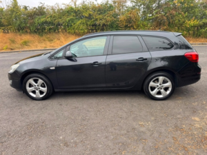 2012 Vauxhall Astra Exclusiv in Black — image 6