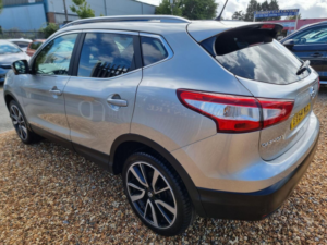 2014 Nissan Qashqai 1.5 Dci Tekna 2WD Euro 5 (s/s) 5dr in Silver — image 4
