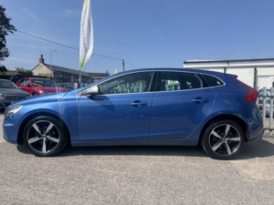 2017 Volvo V40 2.0 R-Design D2 in Blue — image 2